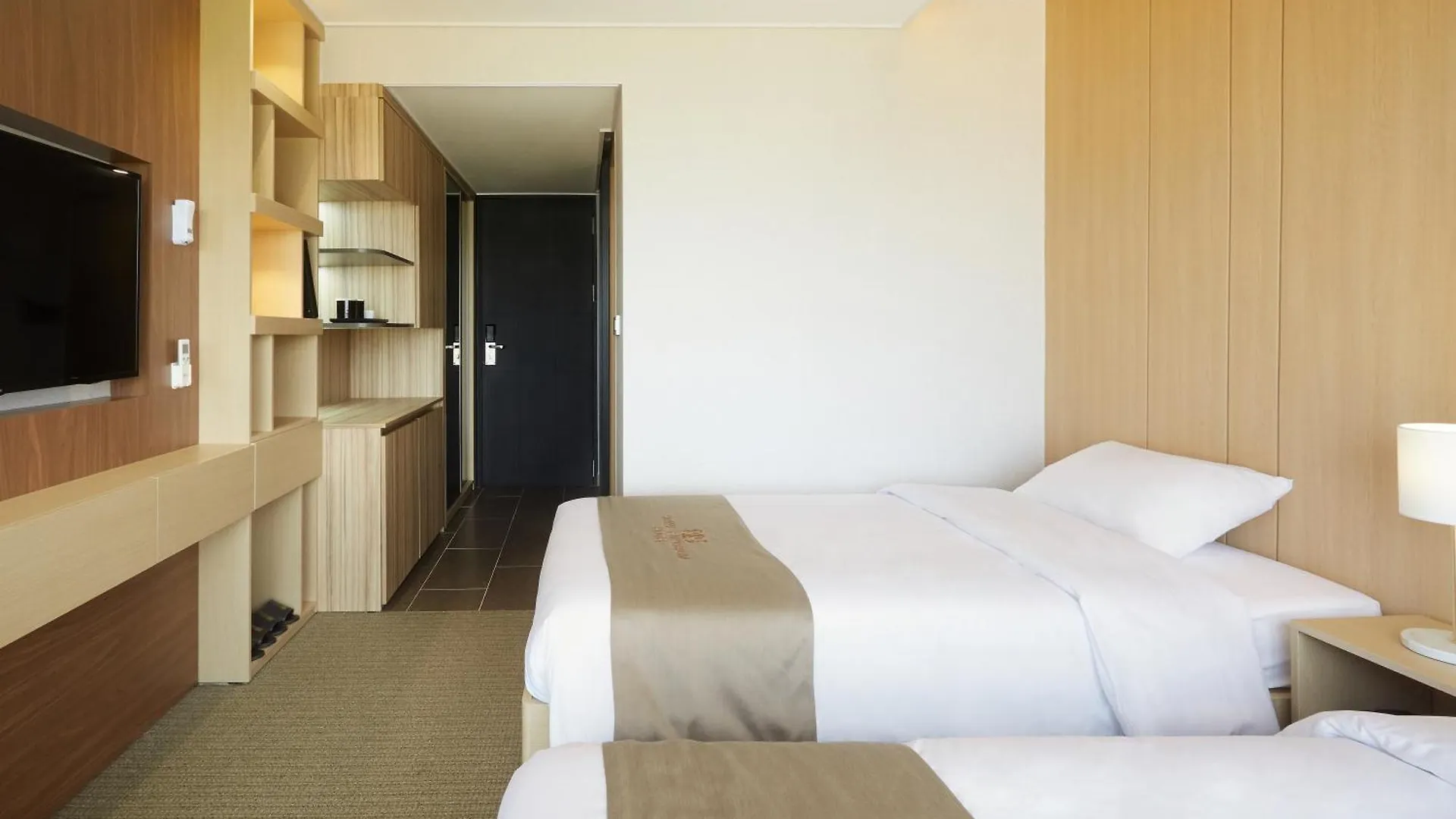 Royal Emporium Incheon Airport Hotel 4*,